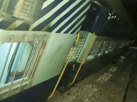 டெல்லி - பைசாபாத் ரயில் தடம்புரண்டு விபத்து- 70 பேர் காயம்- அவசர உதவி எண்கள் அறிவிப்பு