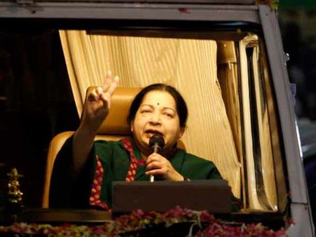 ஜெயலலிதா வீதி வீதியாக வாக்கு கேட்டு வரப் போகிறார்.. 6ம் தேதி.. சென்னை ஆர்.கே.நகரில்!