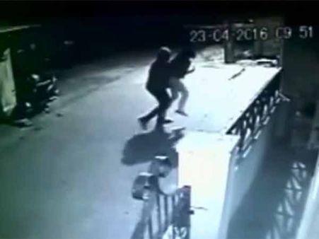 பெங்களூரில் நடுரோட்டில் பெண்ணை பலாத்காரம் செய்ய முயன்றது யார் தெரியுமா?