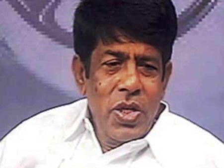 விஜயகாந்த் ஒரு முட்டாள்.. சொல்கிறார் 