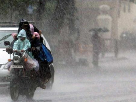 சட்டென்று மாறிய வானிலை... தமிழகத்தில் இடி மின்னலுடன் பெய்த ஜில் மழையால் கூல் ஆன மக்கள்