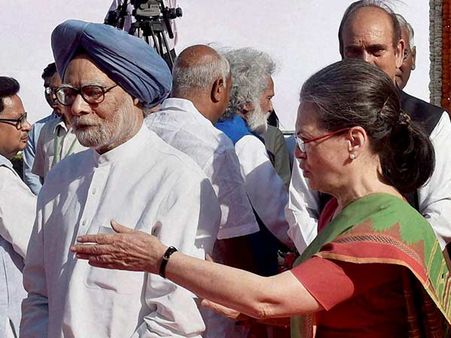 ஹெலிகாப்டர் ஊழல்: மன்மோகன்சிங், சோனியா மீது வழக்கு பதிய கோரி மனு- சிபிஐக்கு சுப்ரீம் கோர்ட் நோட்டீஸ்