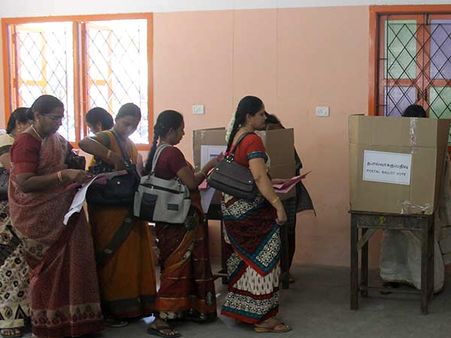 சட்டசபை தேர்தல்... தமிழகத்தில் தபால் ஒட்டுப்பதிவு துவங்கியது... அரசு அதிகாரிகள் ஆர்வம்