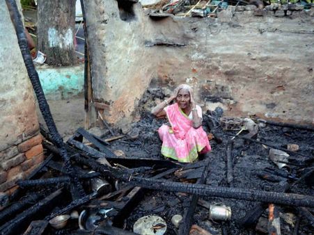 மும்பையில் பயங்கர தீவிபத்து... செருப்பு குடோன், 100 குடிசைகள் எரிந்து நாசம்... 2 பேர் காயம்