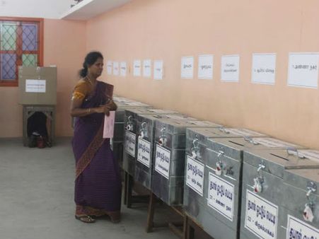 நெல்லை: தபால் ஓட்டு பதிவு செய்த காவலர்கள்- ஆசிரியர்களை இழுத்தடிக்கும் அதிகாரிகள்