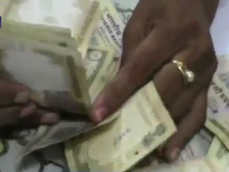 தேர்தல் அதிகாரிகளுக்கு பயந்து ரூ. 43,000ஐ ரோட்டில் வீசிச் சென்ற மர்மநபர்கள் - வீடியோ