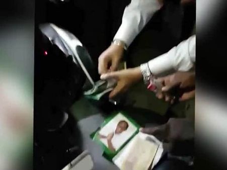 பாக்கெட் டைரிக்குள் பணம்- வசமாக சிக்கிய அதிமுக மாஃபா பாண்டியராஜன்- வீடியோ