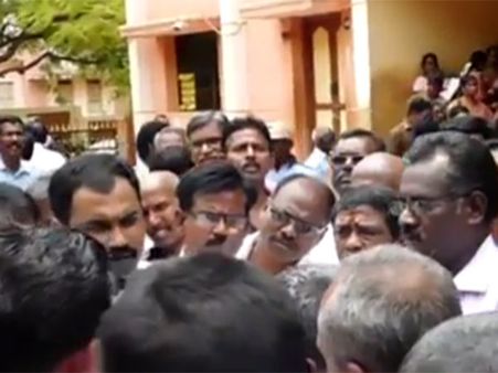 தபால் ஓட்டு கிடைக்கலை: தேர்தல் அதிகாரியை முற்றுகையிட்ட அரசு அதிகாரிகள்- வீடியோ
