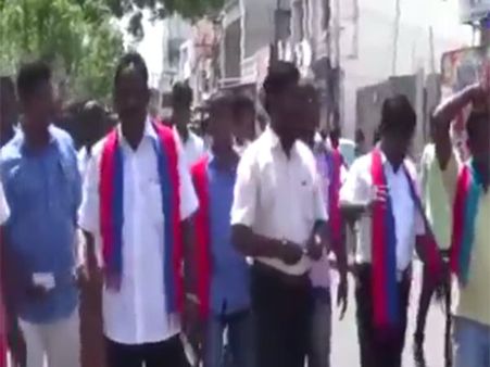 ஓட்டுக்கு பணம்: கரூரில் போராட்டம் நடத்திய மநகூ தொண்டர்கள் கைது- வீடியோ