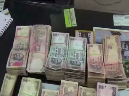 தோண்டத் தோண்ட விடாமல் வெளிக் கிளம்பி வரும் பணம் பணம் பணம்...!