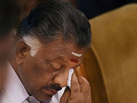 ஓ.பி.எஸ். போட்டியிடும் போடியில் வாக்குச்சாவடியை முற்றுகையிட்ட அரசியல் கட்சியினர்