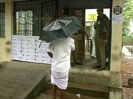 தமிழகம் முழுக்க வெளுத்தெடுக்கும் மழை... வாக்குப் பதிவு மந்தம்!