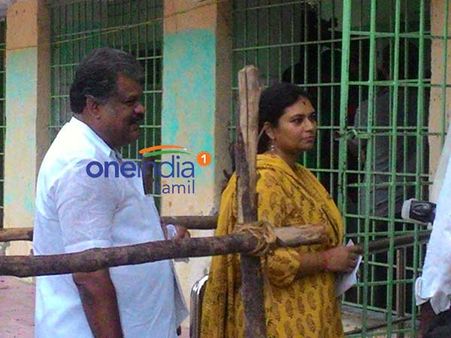 மனைவியுடன் வரிசையில் நின்று வாக்களித்தார் ஜிகே வாசன்!