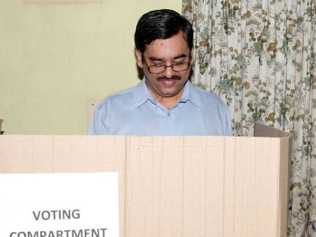 100% வாக்குப் பதிவை வலியுறுத்தும் லக்கானி முதல் ஆளாக ஓட்டுப் போட்டார்