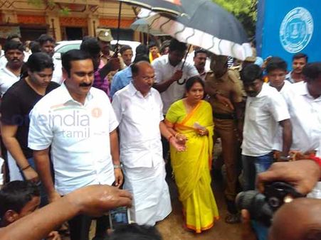 திண்டிவனத்தில் ஓட்டுப் போட்ட ராமதாஸ், அன்புமணி... ஆட்சியமைப்போம் என பேட்டி!