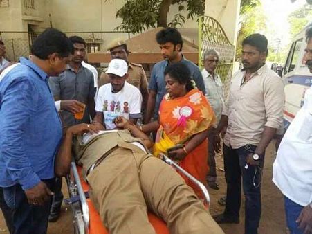 வாக்குச்சாவடி அருகே மயங்கி விழுந்த போலீஸ்காரர்.. முதல் உதவி செய்த தமிழிசை