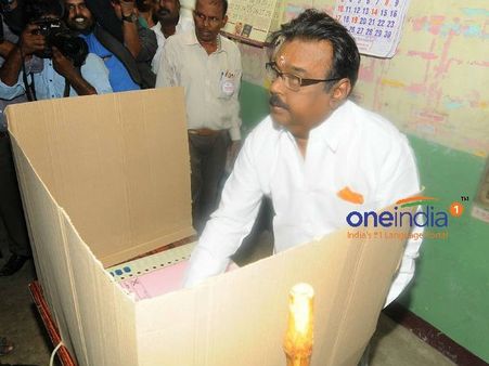 ஓட்டு போட்டு விட்டு பேட்டி தர மறுத்த விஜயகாந்த்!