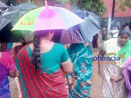 கொட்டும் மழையிலும் குடை பிடித்துக் கொண்டு வாக்களிக்கும் நெல்லை மக்கள்