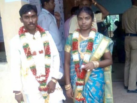 நெய்வேலியில் மணக்கோலத்தில் வந்து ஓட்டுப் போட்ட மணமக்கள்- வாழ்த்திய அதிகாரிகள்