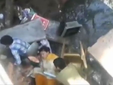 குறை கேட்கச் சென்றபோது தவறி சாக்கடையில் விழுந்த பாஜக பெண் எம்.பி... மருத்துவமனையில் அனுமதி