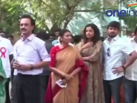 மனைவி, மகனுடன் வந்து வரிசையில் நின்று வாக்களித்த ஸ்டாலின் - வீடியோ