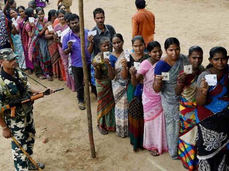 வாக்குச்சாவடியில் பெண் வாக்காளர்களுக்கு பணம் கொடுத்த அதிமுக கவுன்சிலர்