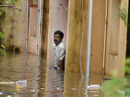 சென்னை மழை.. அந்தப் பாடு பட்டும் கூட இன்னும் திருந்தலையே நாம்!