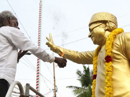 அதிமுக வெற்றி முகம்: எம்ஜிஆர் சிலைக்கு பாலாபிஷேகம் செய்த தொண்டர்கள்