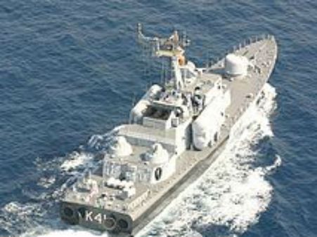 புயலால் பாதிப்பு.... இலங்கைக்கு உதவ நிவாரணப் பொருட்களுடன் விரைந்த இந்திய கடற்படை கப்பல்கள்