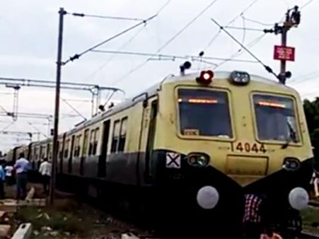 பொன்னேரி அருகே தடம்புரண்ட மின்சார ரயில்: வீடியோ