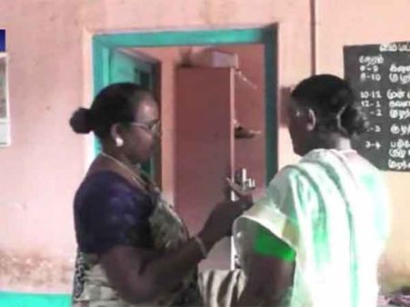 அங்கன்வாடி உணவுப் பொருட்களை விற்பனை செய்த ஊழியர்- பொதுமக்கள் முற்றுகை- வீடியோ