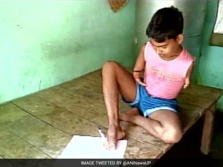 தன்னம்பிக்'கை'யுடன் கால்களால் ப்ளஸ் 2 தேர்வு எழுதியவர் 71% மார்க் பெற்று தேர்ச்சி