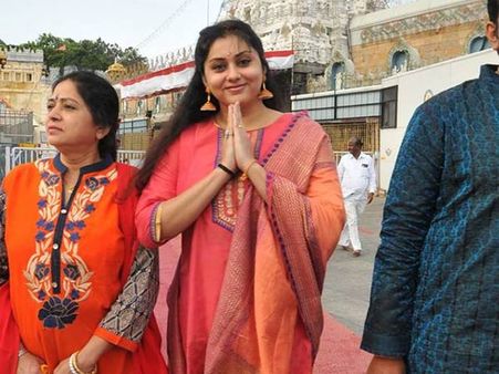 'அம்மா' வெற்றி: திருப்பதி ஏழுமலையானுக்கு நன்றி தெரிவித்த நமீதா- வீடியோ