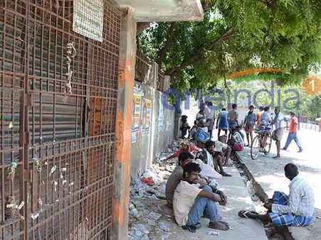 கடையை எப்ப சார் திறப்பீங்க?.. வழக்கம் போல காலையிலேயே குடிக்க வந்த குடிகாரர்கள்!!