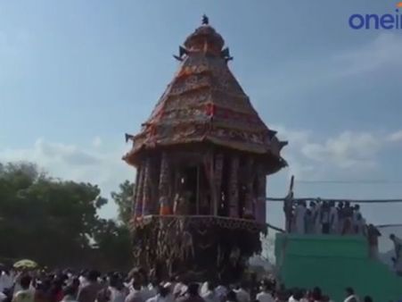 விவசாயம் செழிக்க... சிவகங்கையில் 2 லட்சம் தேங்காய்களை உடைத்து பக்தர்கள் நேர்த்திக்கடன் - வீடியோ