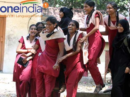 பத்தாம் வகுப்பு தேர்வில் வழக்கம் போல மாணவர்களை விட மாணவிகளே அதிக அளவில் தேர்ச்சி