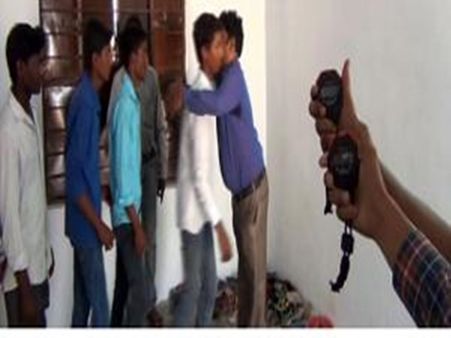 1 நிமிடத்தில் 79 பேரை கட்டிப் பிடித்து ஹைதராபாத்தை சேர்ந்தவர் கின்னஸ் சாதனை !