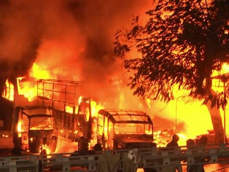 வேலூர் அருகே தீப்பெட்டி தொழிற்சாலையில் தீ விபத்து: 10 பேர் படுகாயம்