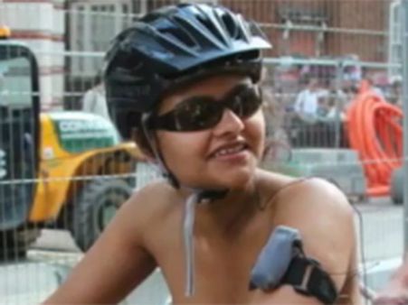 லண்டன் தெருக்களில் நிர்வாணமாக சைக்கிள் ஓட்டிய இந்திய பெண்: அதிர வைக்கும் வீடியோ