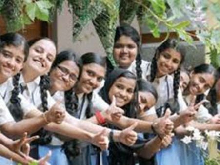 ஐஏஎஸ் படித்துவிட்டு அரசியலுக்கு வருவேன்: சொல்கிறார் ஸ்டேட் ஃபர்ஸ்ட் வந்த டெய்லர் மகள்