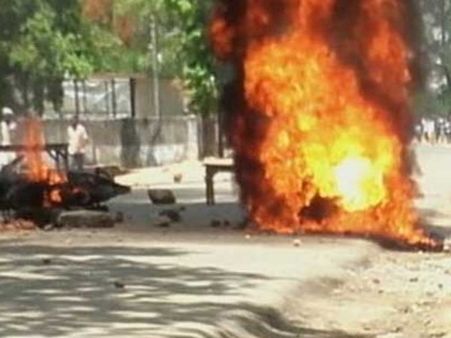 பீகார் முன்னாள் முதல்வர் மீது கிராம மக்கள் தாக்குதல் முயற்சி: பாதுகாப்பு வாகனம் தீவைத்து எரிப்பு