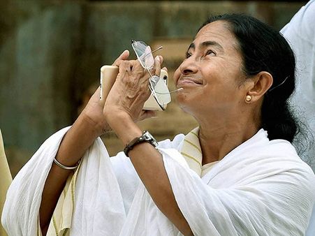 மே.வங்க முதல்வராக 2-வது முறையாக மமதா பானர்ஜி பதவியேற்பு; பூடான் பிரதமர்,மத்திய அமைச்சர்கள் பங்கேற்பு