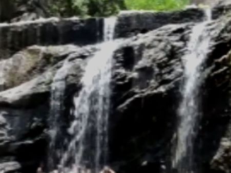 ‘கோடை’க் கொண்டாட்டம்... சுருளி அருவில் உற்சாக குளியல் போடும் சுற்றுலாப் பயணிகள்- வீடியோ