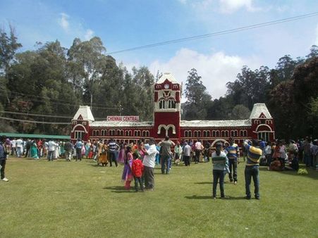 குளுகுளுவென தொடங்கியது ஊட்டி மலர்க்கண்காட்சி: ஒரு லட்சத்து 30 ஆயிரம் மலர்களால் ஆன சென்ட்ரல் ஸ்டேஷன்