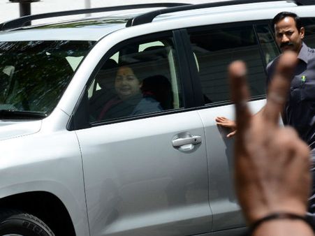 தலைமைச் செயலகம் போகும் வழியில் திடீரென யூ டர்ன் போட்டு வீடு திரும்பிய ஜெயலலிதா