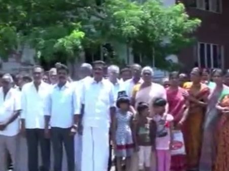 மயான ஆக்கிரமிப்பு... தேனி கலெக்டர் அலுவலகத்தை முற்றுகையிட்டு மக்கள் போராட்டம் - வீடியோ