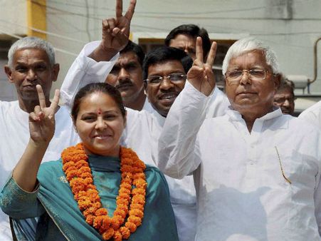 2 மகன்கள் அமைச்சர்கள்.. மகள் ராஜ்யசபா எம்.பி.. இதுக்கு மேல ஒரு அப்பாவுக்கு என்ன வேணும்!