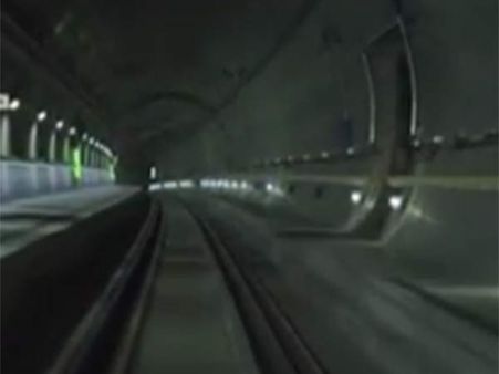 ஆல்ப்ஸ் மலையை குடைந்து அமைக்கப்பட்ட உலகின் மிக நீளமான சுரங்க ரயில்பாதை திறப்பு...