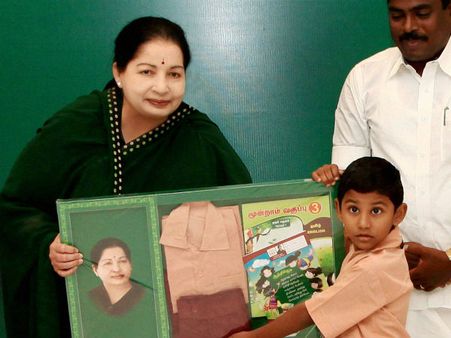 பள்ளி திறந்த முதல் நாளே பாட புத்தகம் தரவில்லை.. மாணவர்கள் ஏமாற்றம்