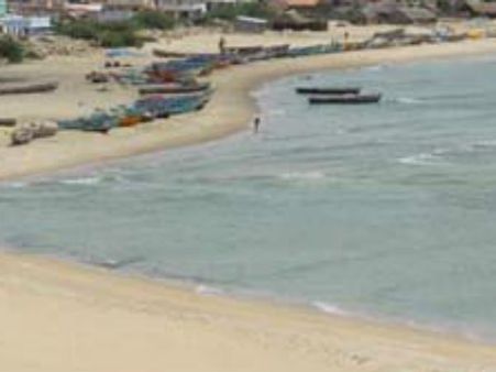 திருச்செந்தூர் கடற்கரைப் பகுதியில் உடைந்த சாமி சிலைகள்... பக்தர்கள் அதிர்ச்சி!